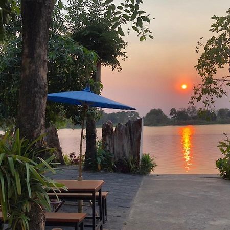 Ruen Thai Ban Rim Nam Kamphaeng Phet Exterior photo
