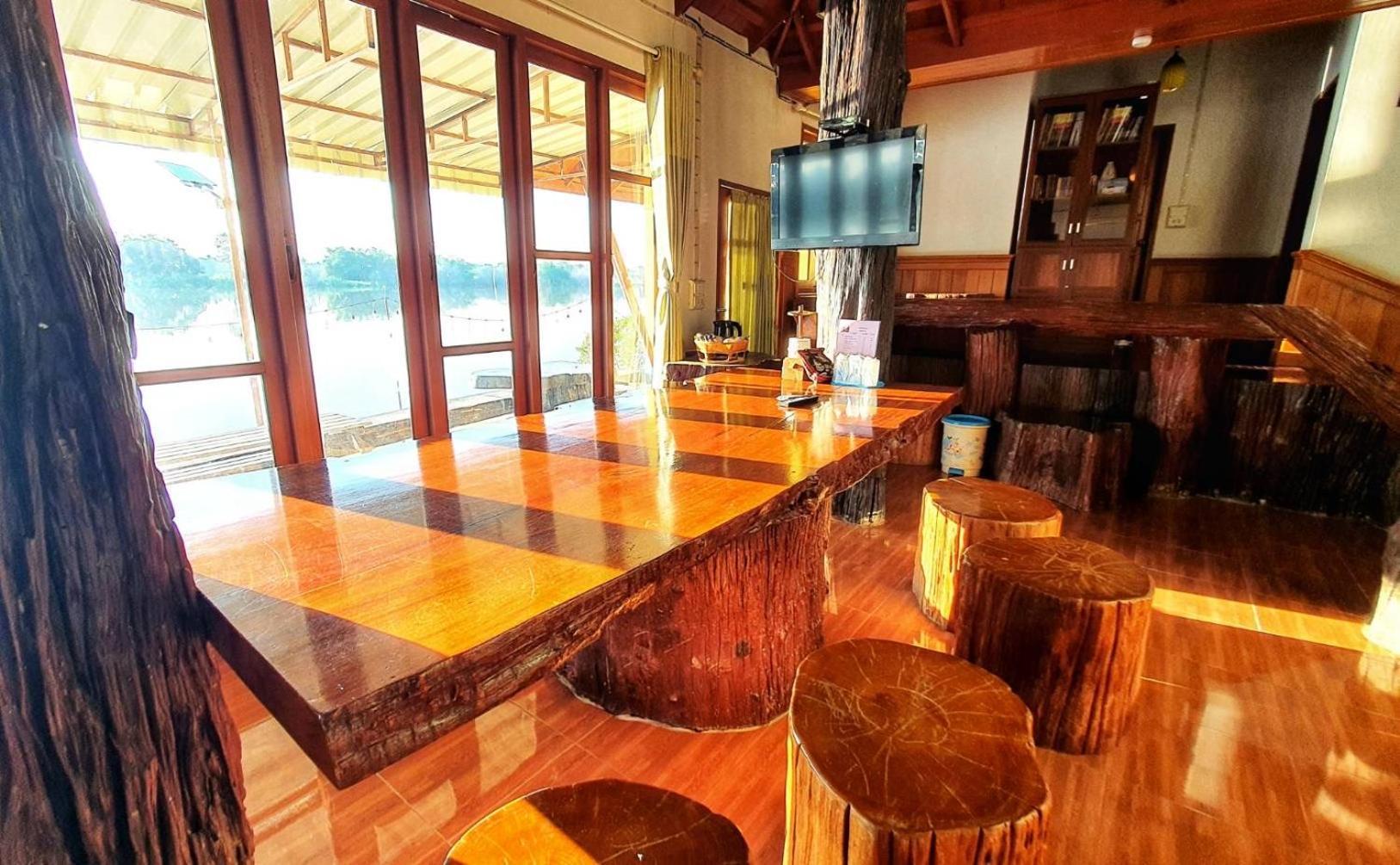 Ruen Thai Ban Rim Nam Kamphaeng Phet Exterior photo