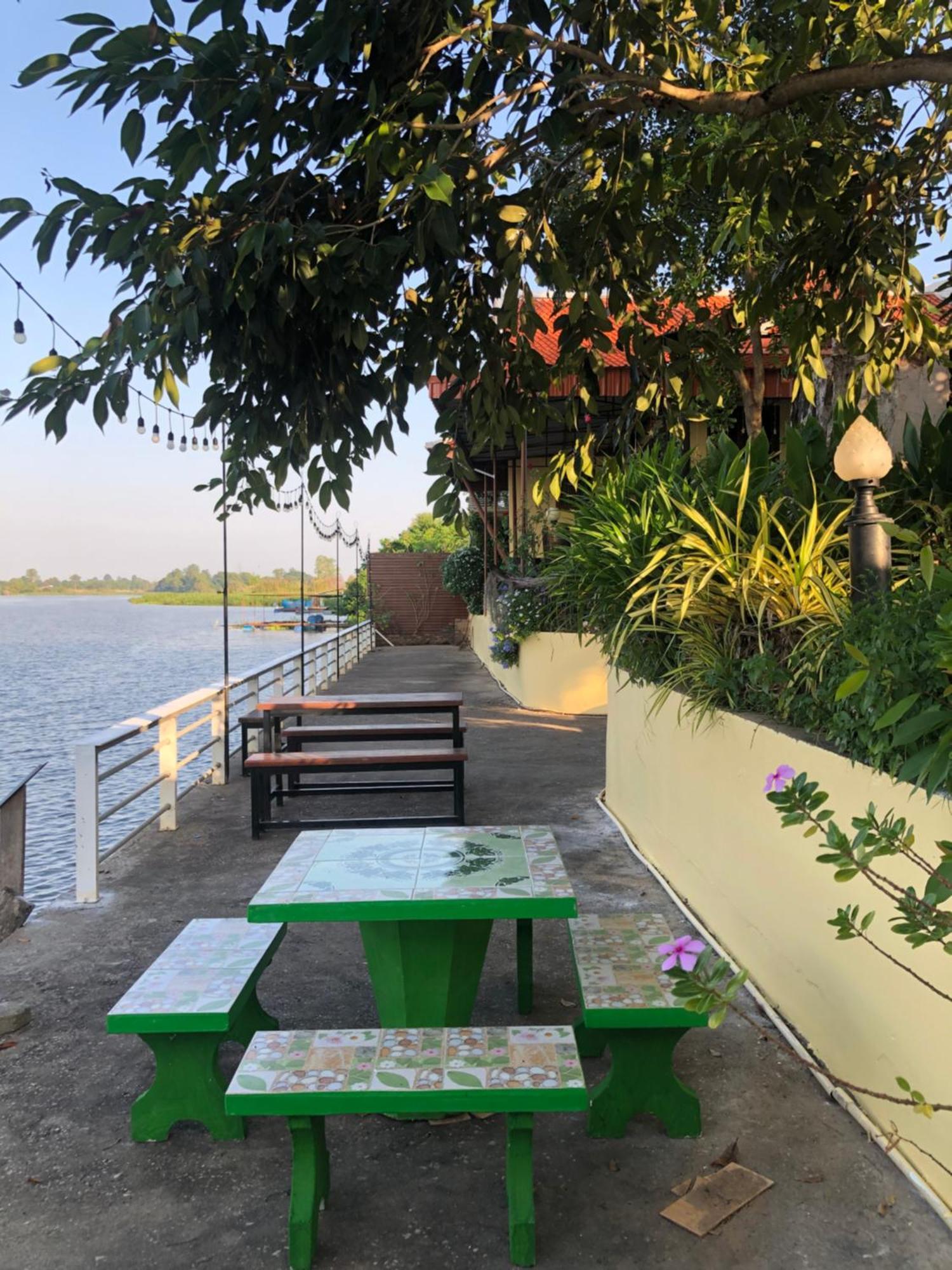 Ruen Thai Ban Rim Nam Kamphaeng Phet Exterior photo