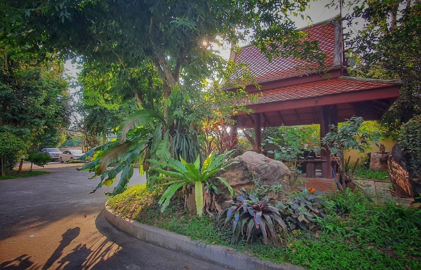 Ruen Thai Ban Rim Nam Kamphaeng Phet Exterior photo