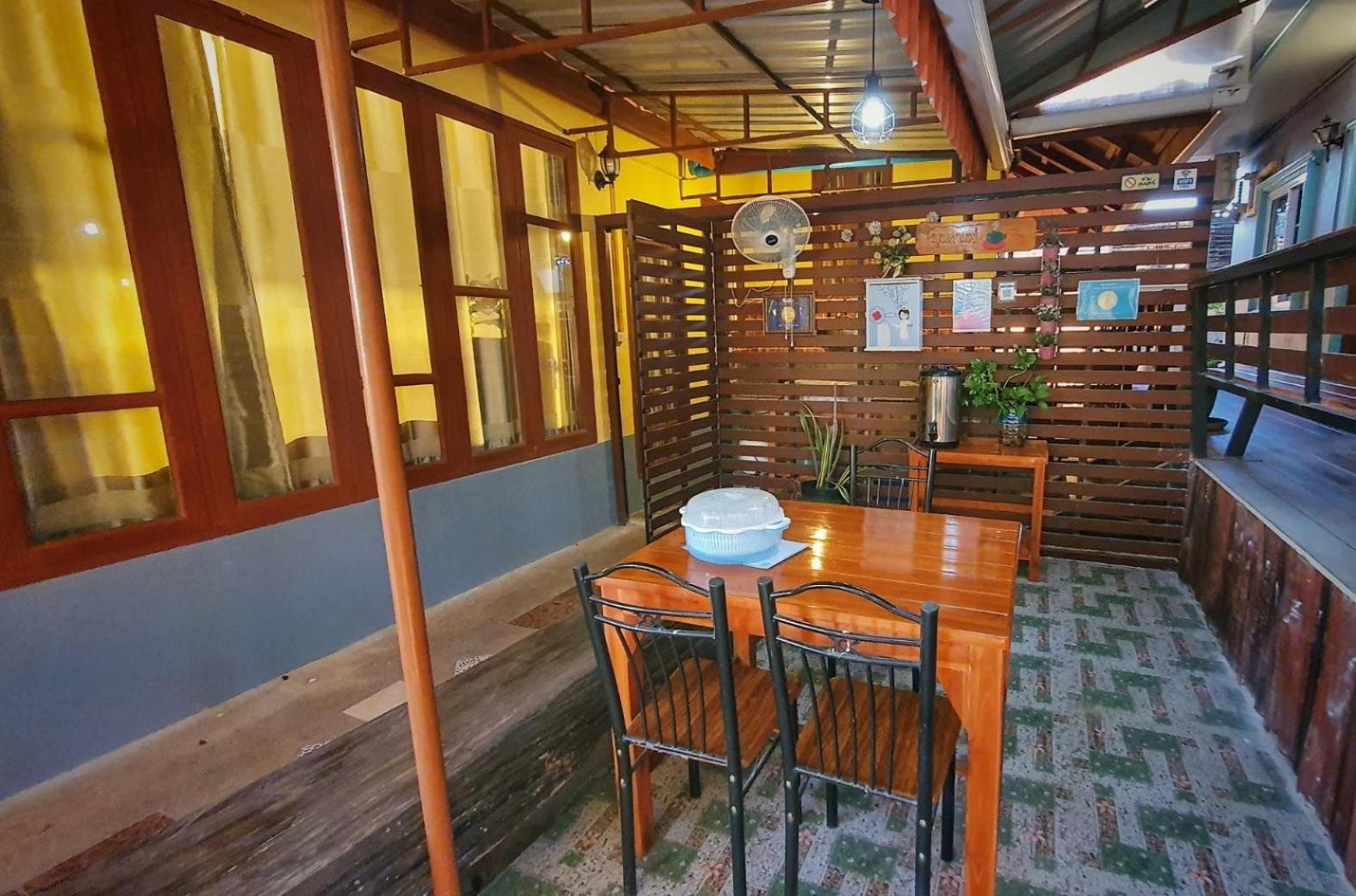 Ruen Thai Ban Rim Nam Kamphaeng Phet Exterior photo