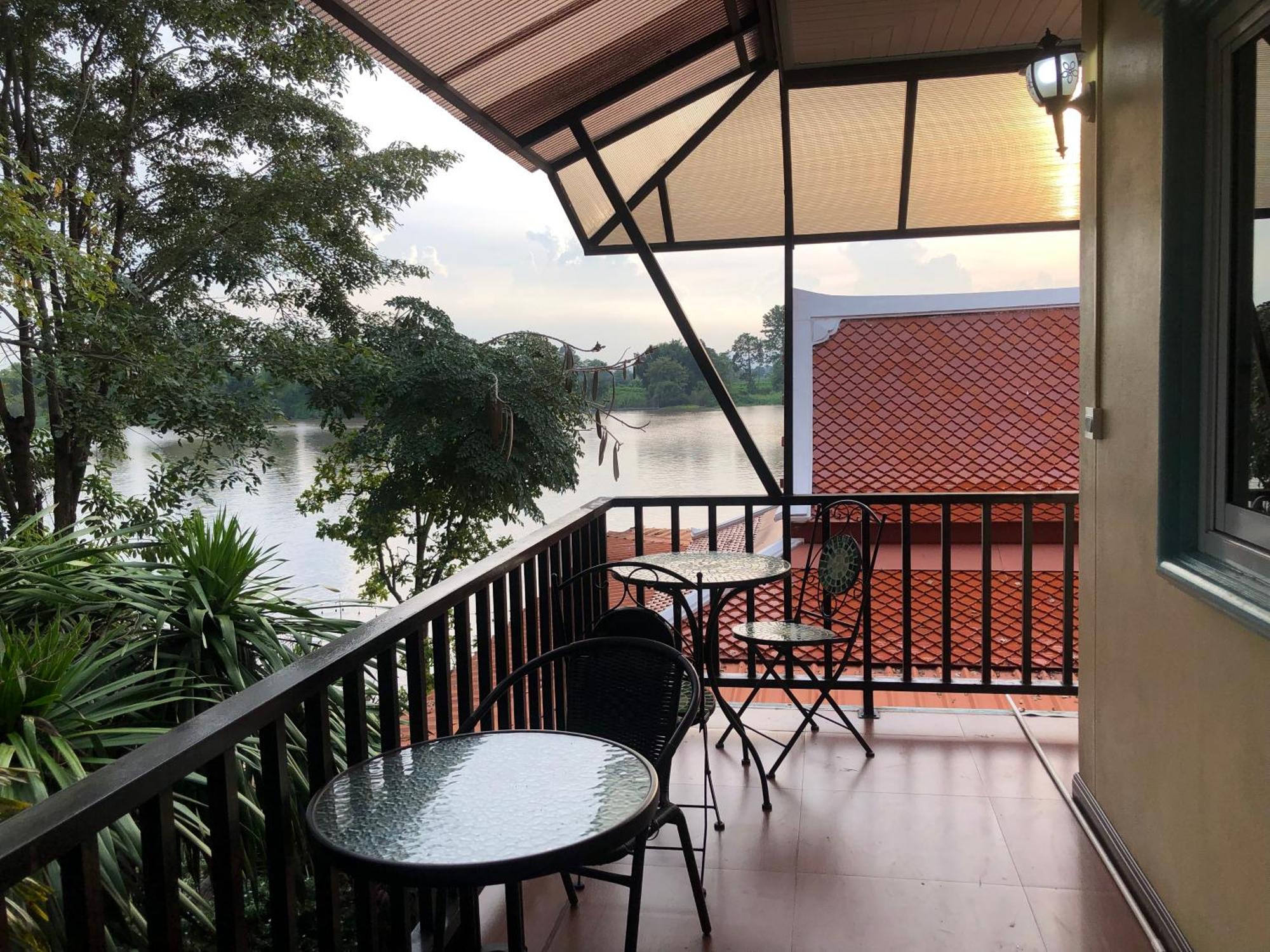 Ruen Thai Ban Rim Nam Kamphaeng Phet Exterior photo