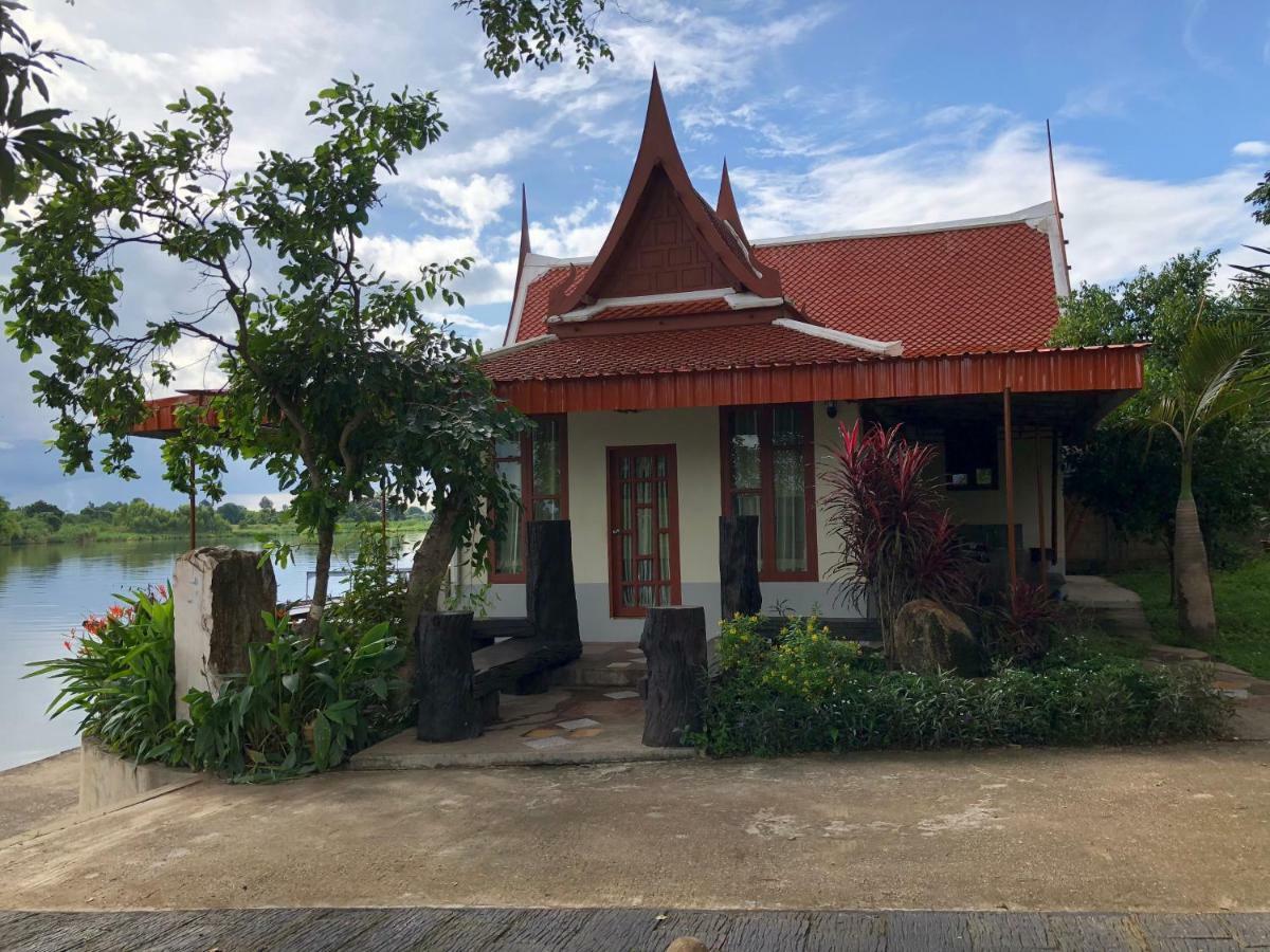 Ruen Thai Ban Rim Nam Kamphaeng Phet Exterior photo