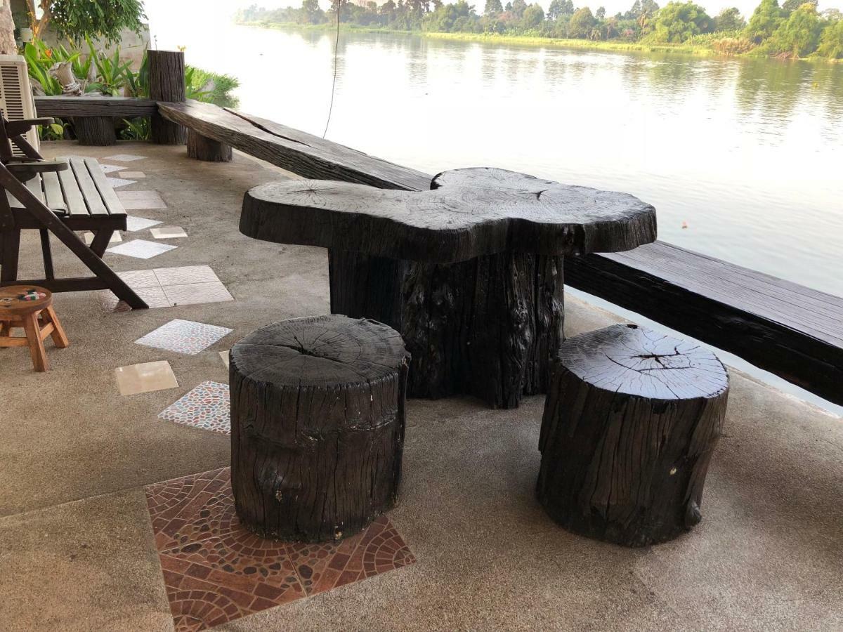 Ruen Thai Ban Rim Nam Kamphaeng Phet Exterior photo