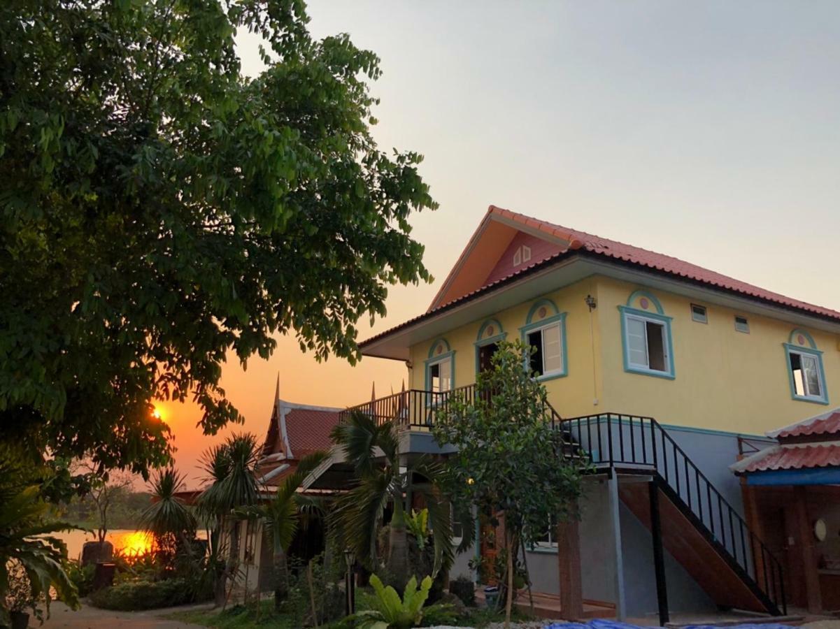 Ruen Thai Ban Rim Nam Kamphaeng Phet Exterior photo