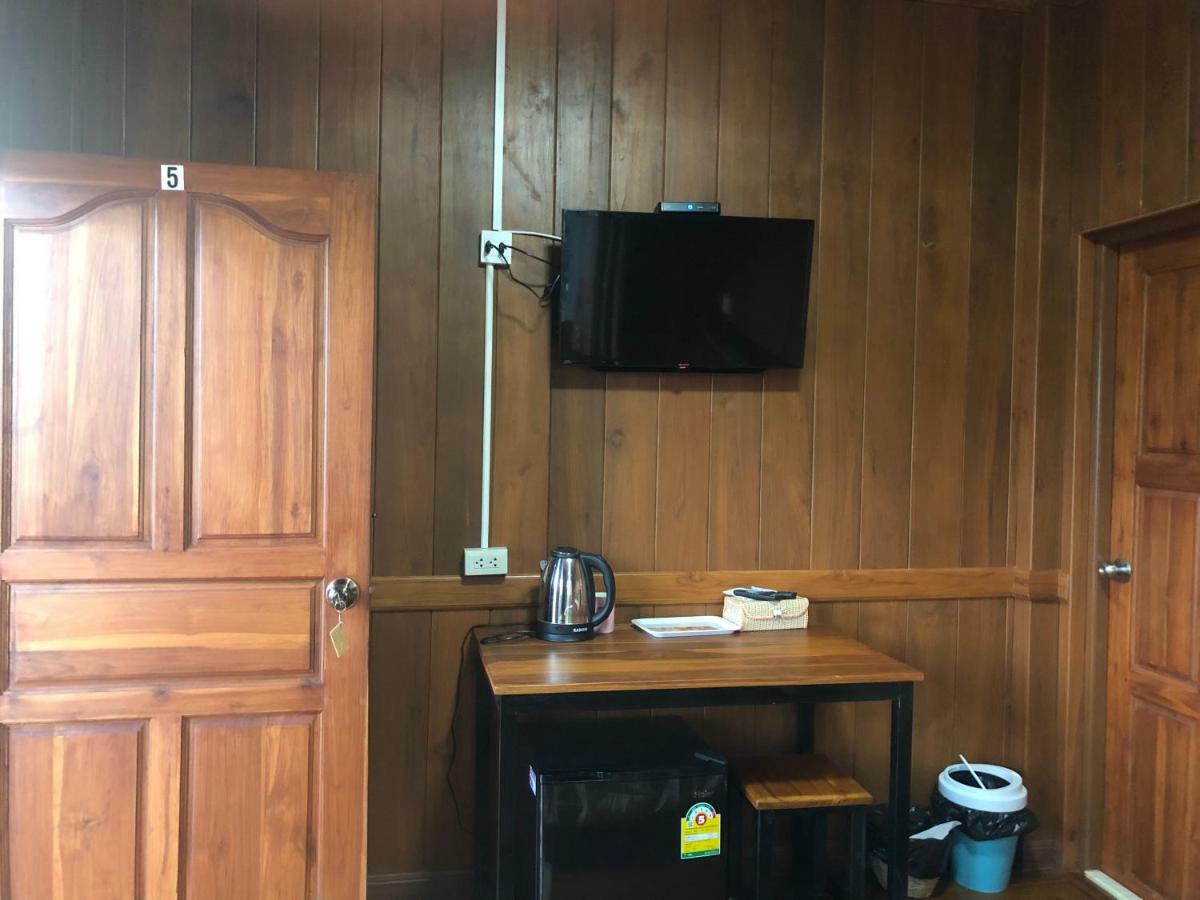 Ruen Thai Ban Rim Nam Kamphaeng Phet Exterior photo