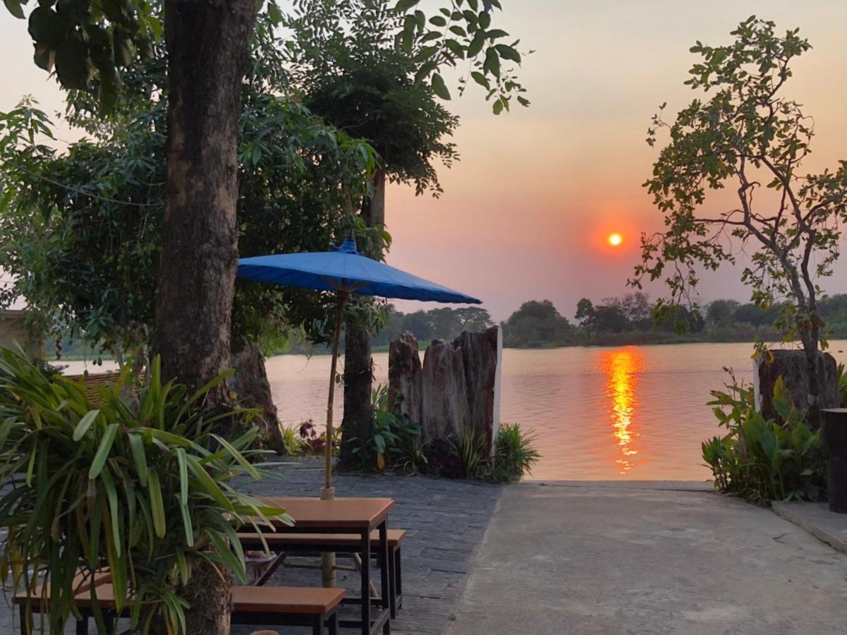 Ruen Thai Ban Rim Nam Kamphaeng Phet Exterior photo