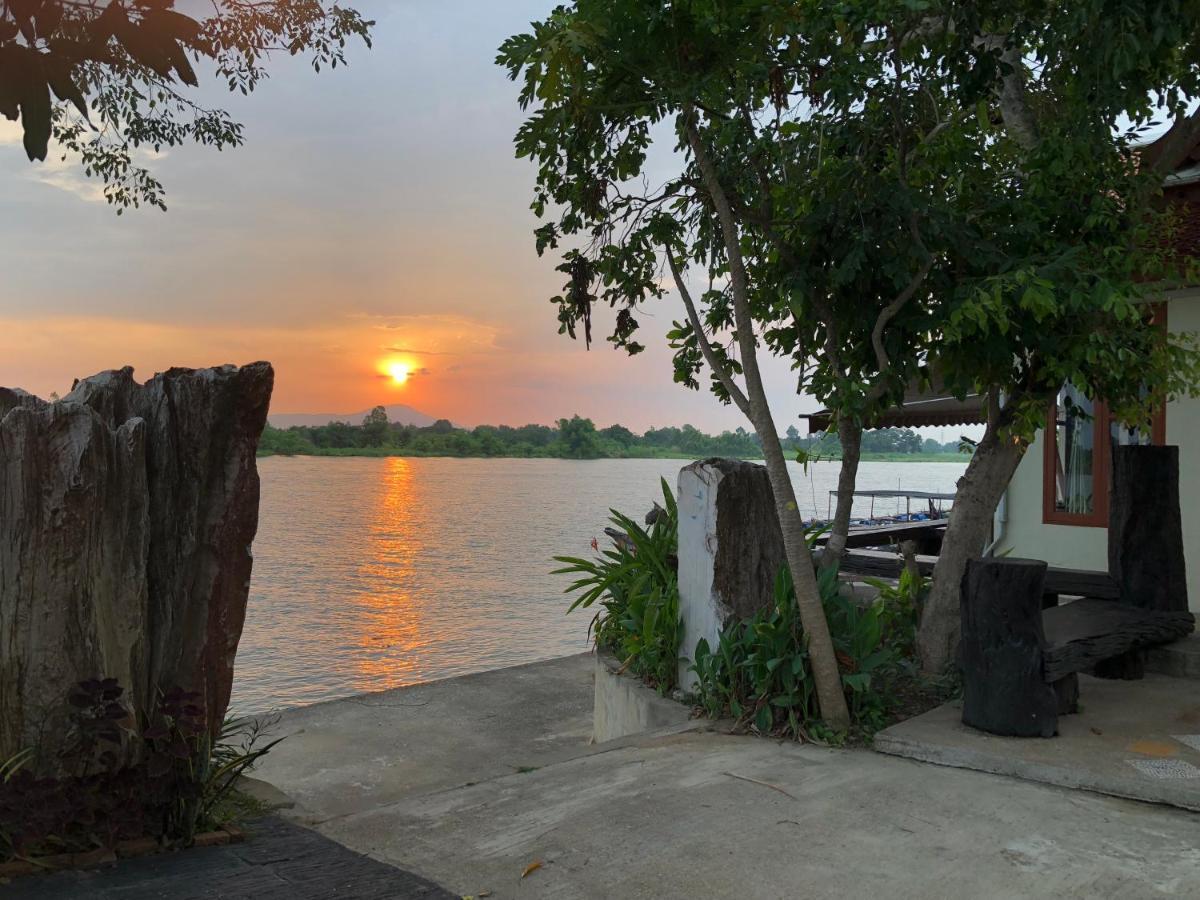 Ruen Thai Ban Rim Nam Kamphaeng Phet Exterior photo